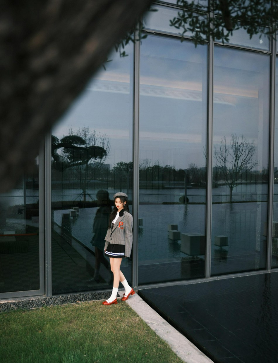 杨超越学院风造型少女感十足写真