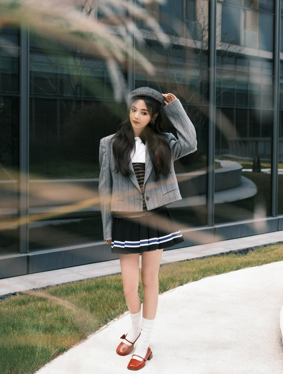 杨超越学院风造型少女感十足写真