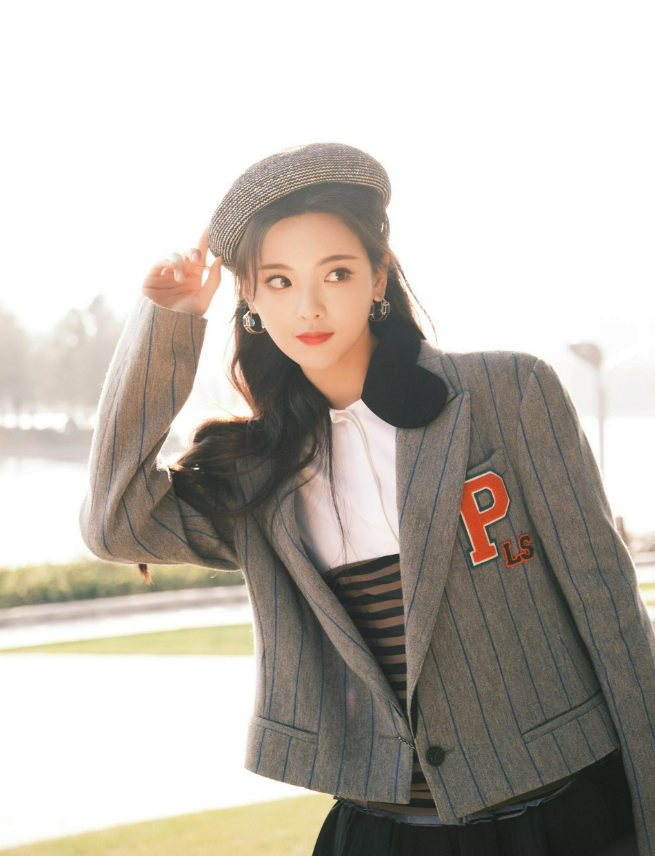 杨超越学院风造型少女感十足写真