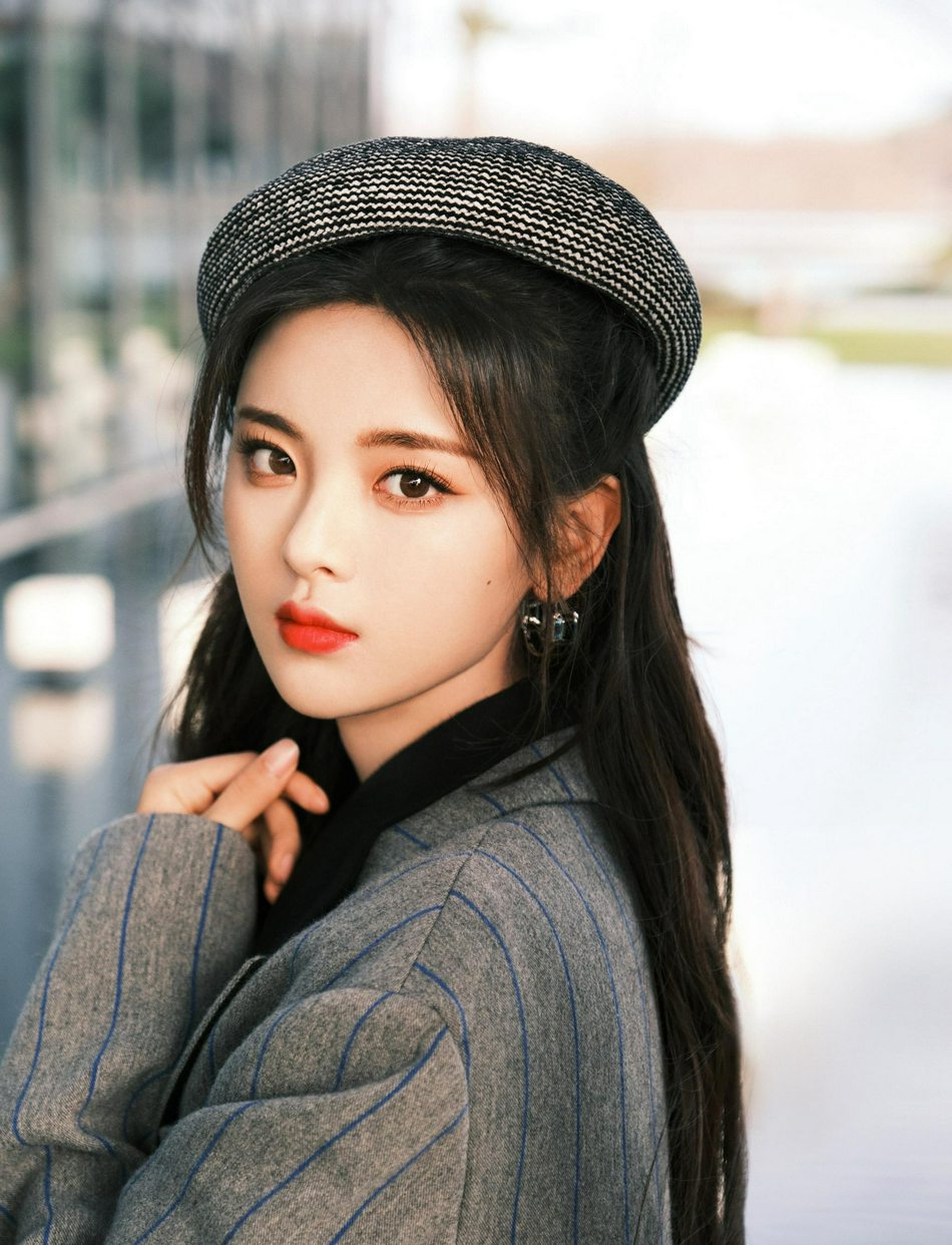 杨超越学院风造型少女感十足写真