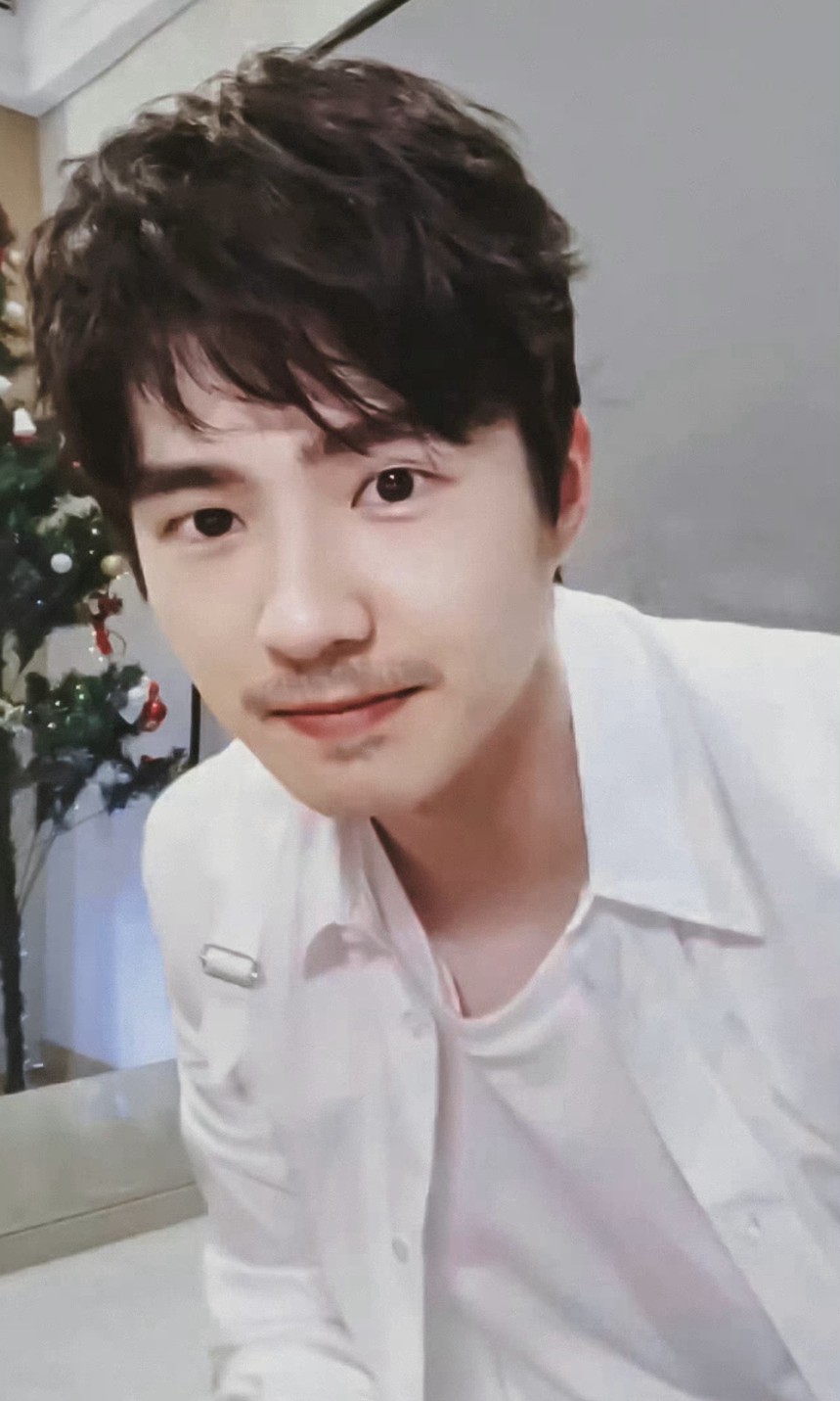 刘昊然胡须造型成熟质感帅气依旧