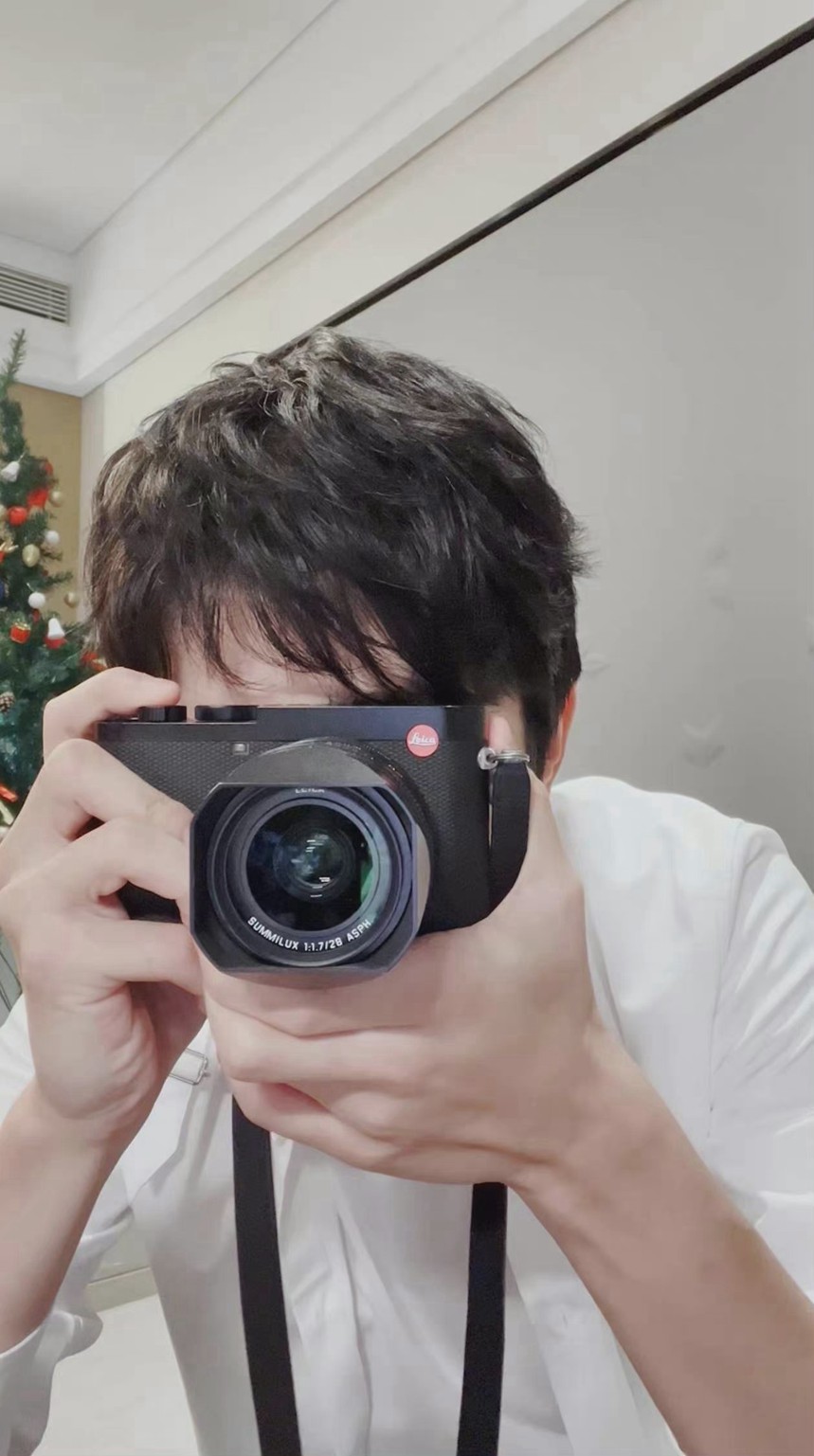 刘昊然胡须造型成熟质感帅气依旧