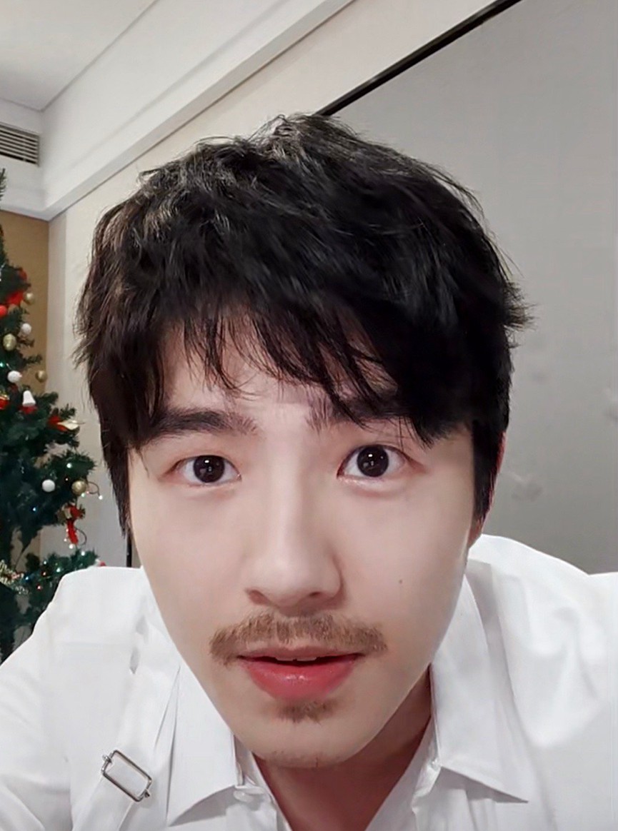 刘昊然胡须造型成熟质感帅气依旧