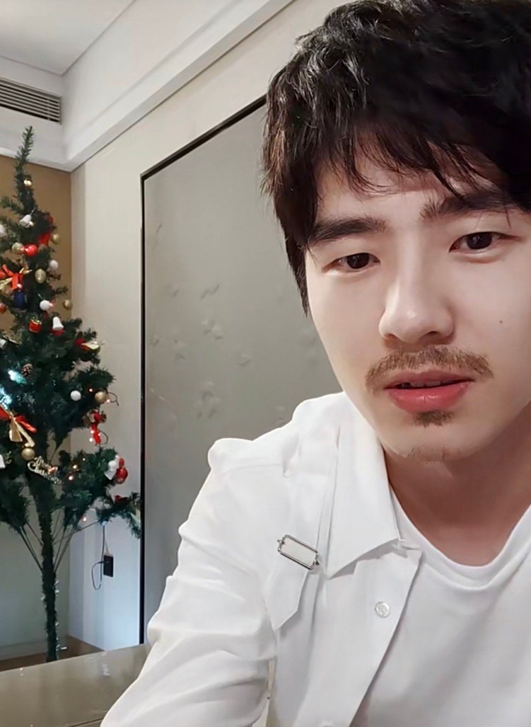 刘昊然胡须造型成熟质感帅气依旧