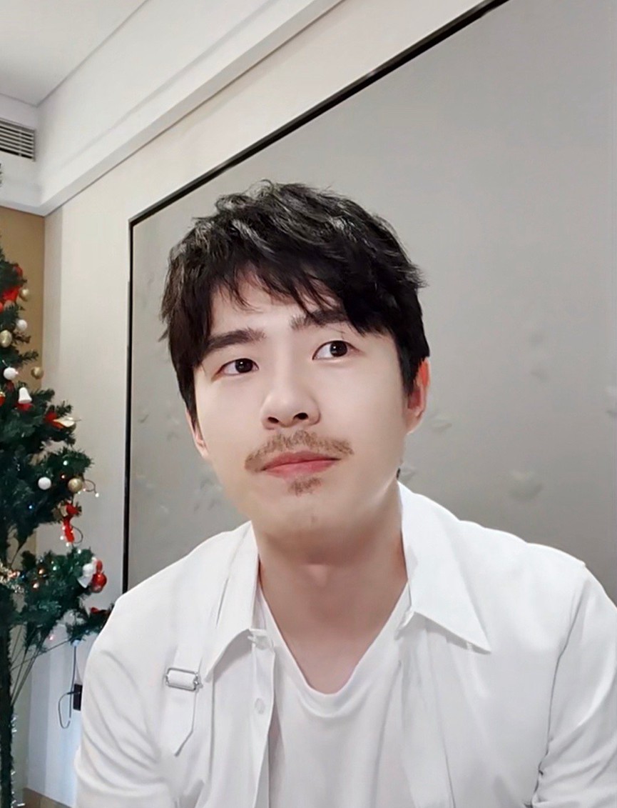 刘昊然胡须造型成熟质感帅气依旧