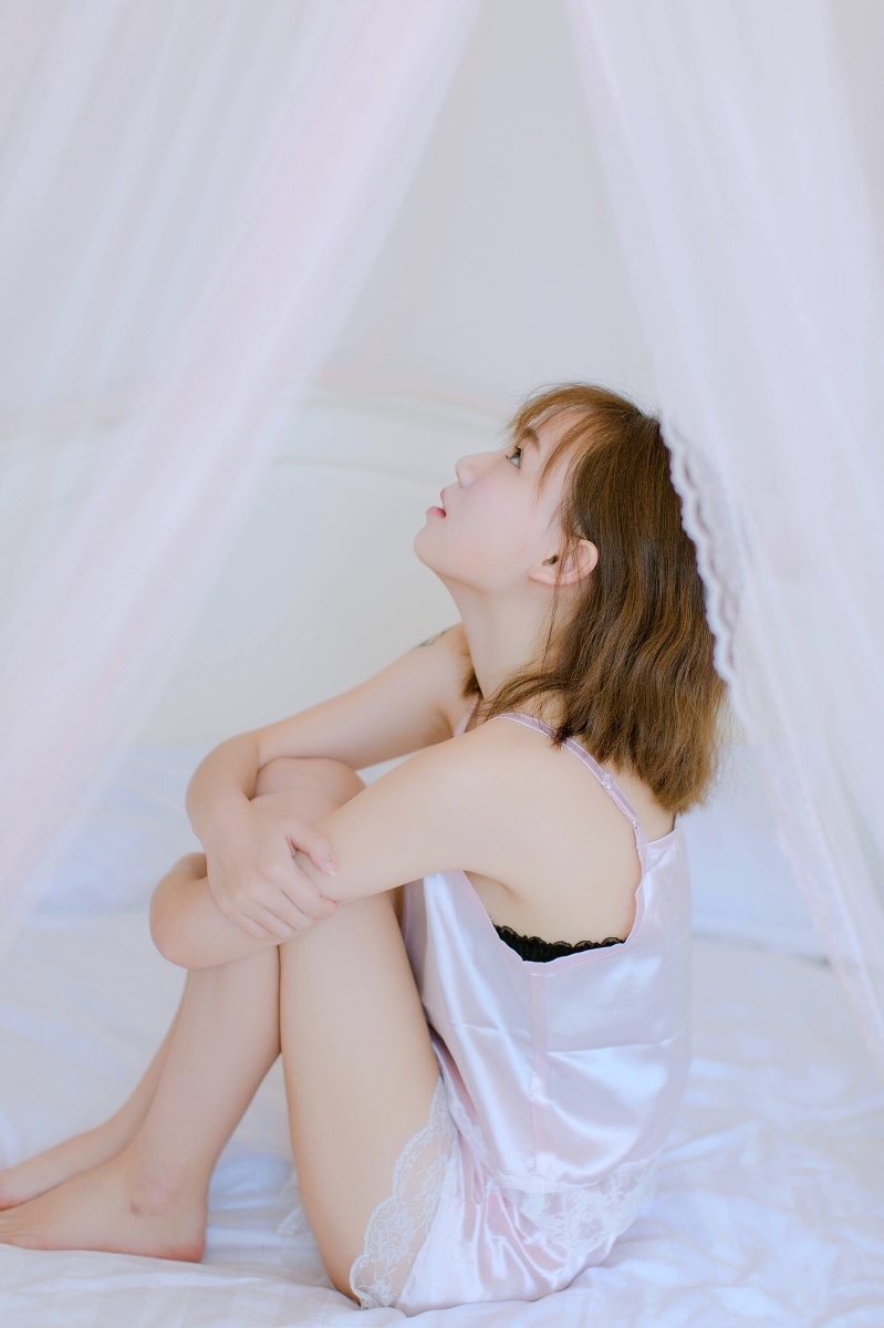 睡衣美女香肩美腿性感撩人热图