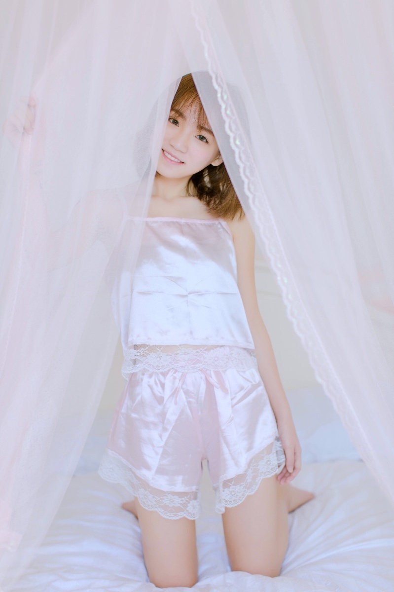 睡衣美女香肩美腿性感撩人热图