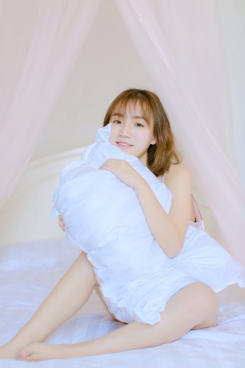 睡衣美女香肩美腿性感撩人热图