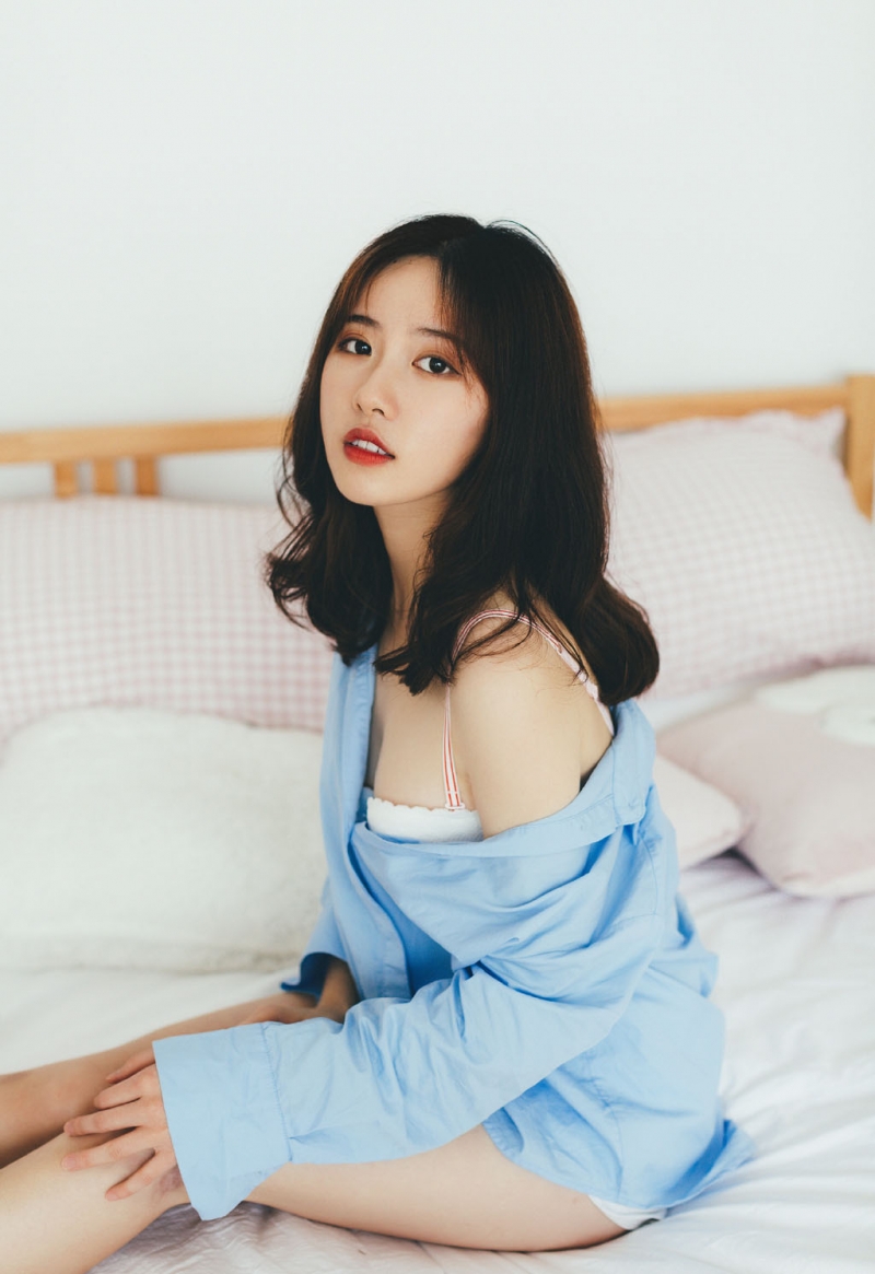 床上美女小露香肩极品销魂套图