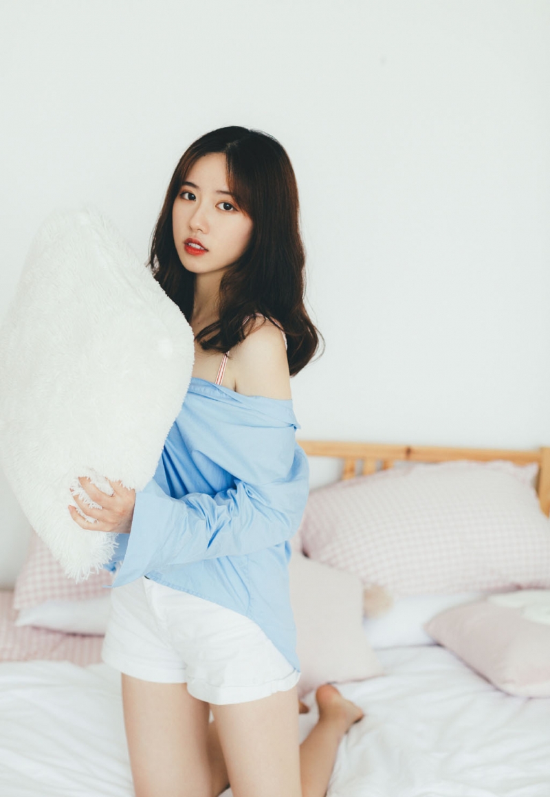 床上美女小露香肩极品销魂套图