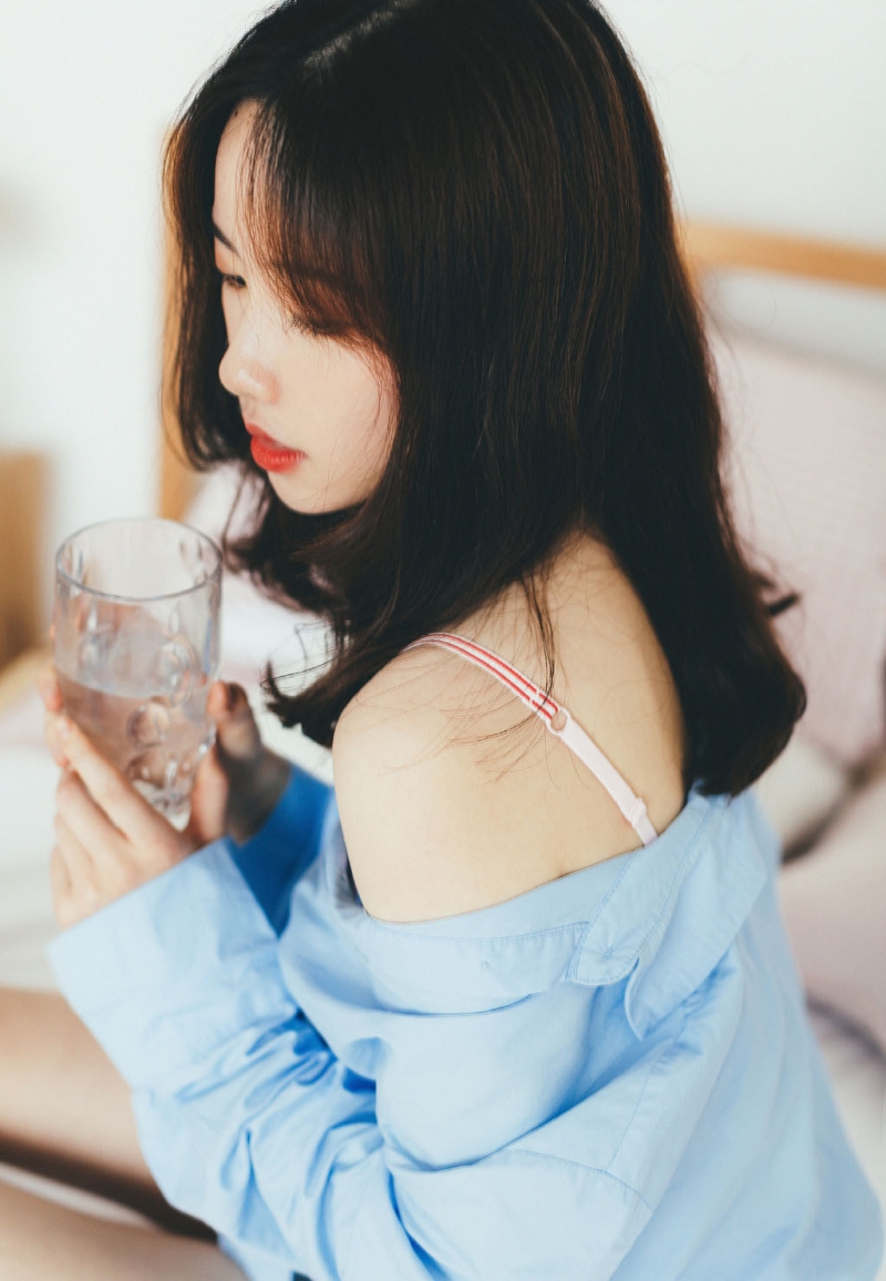 床上美女小露香肩极品销魂套图