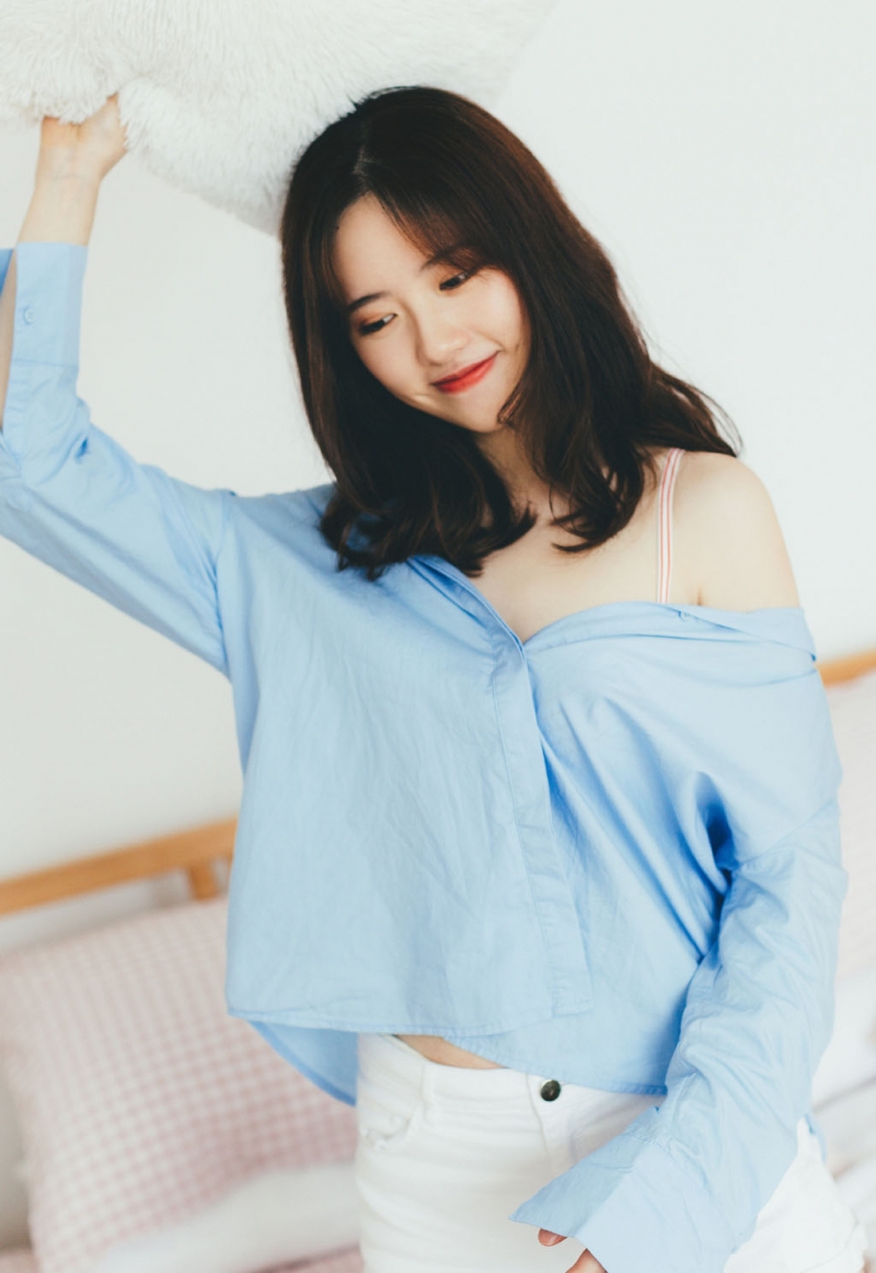 床上美女小露香肩极品销魂套图