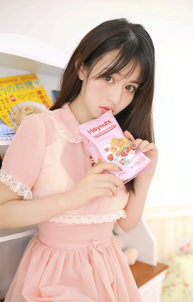 粉嫩小女生光滑牛奶肌精选图片