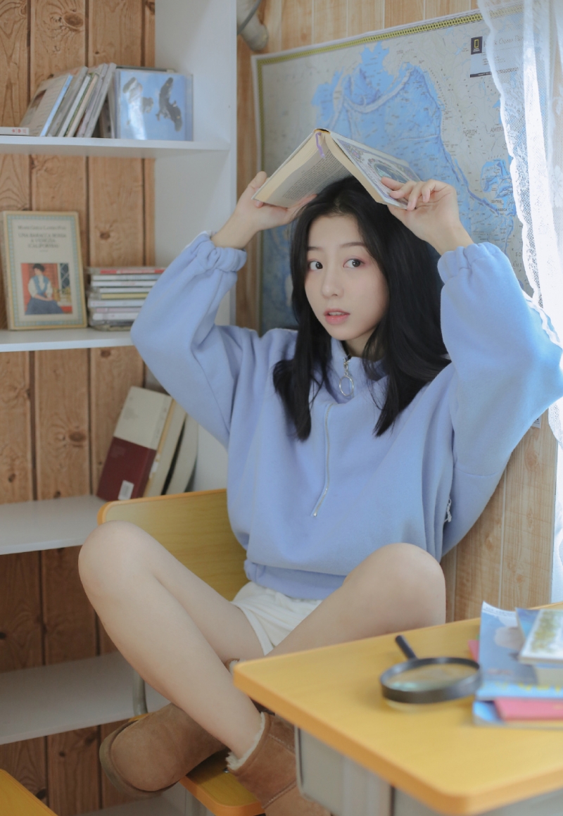 教室美女长发披肩温柔可人写真