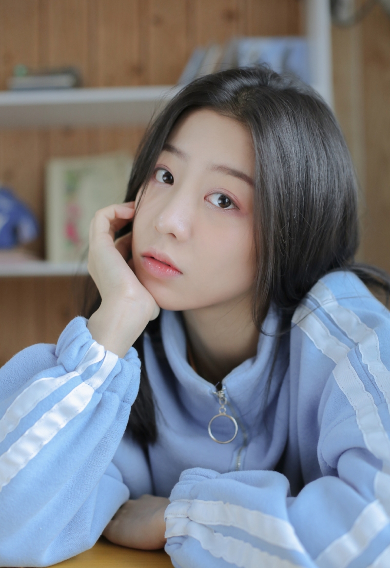 教室美女长发披肩温柔可人写真