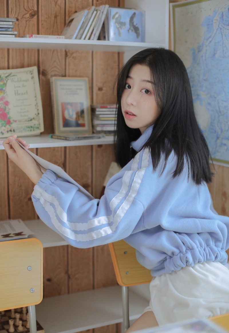 教室美女长发披肩温柔可人写真