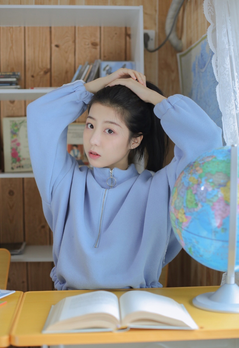 教室美女长发披肩温柔可人写真