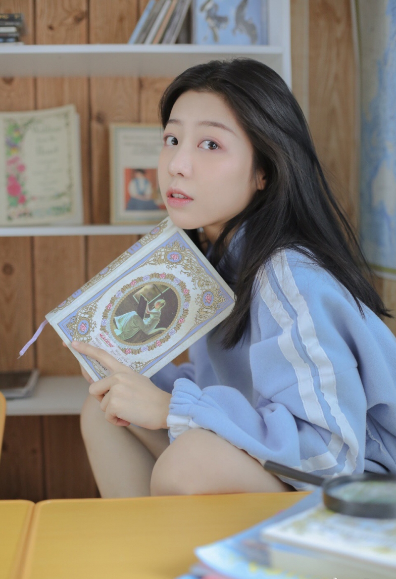 教室美女长发披肩温柔可人写真