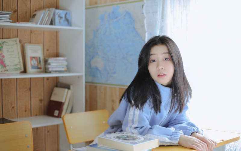 教室美女长发披肩温柔可人写真