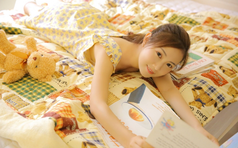 碎花裙美少女白丝美腿室内写真