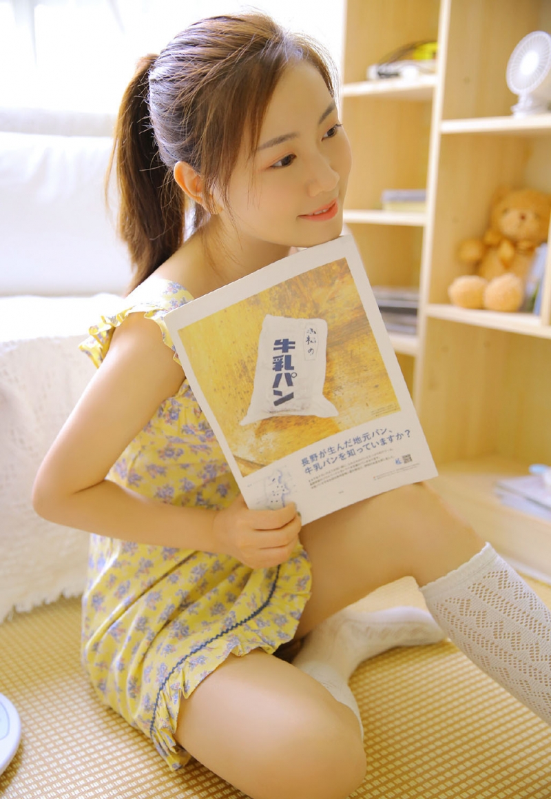 碎花裙美少女白丝美腿室内写真