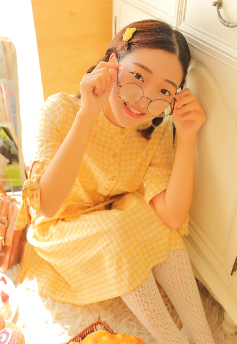 阳光下的元气少女白丝美腿写真