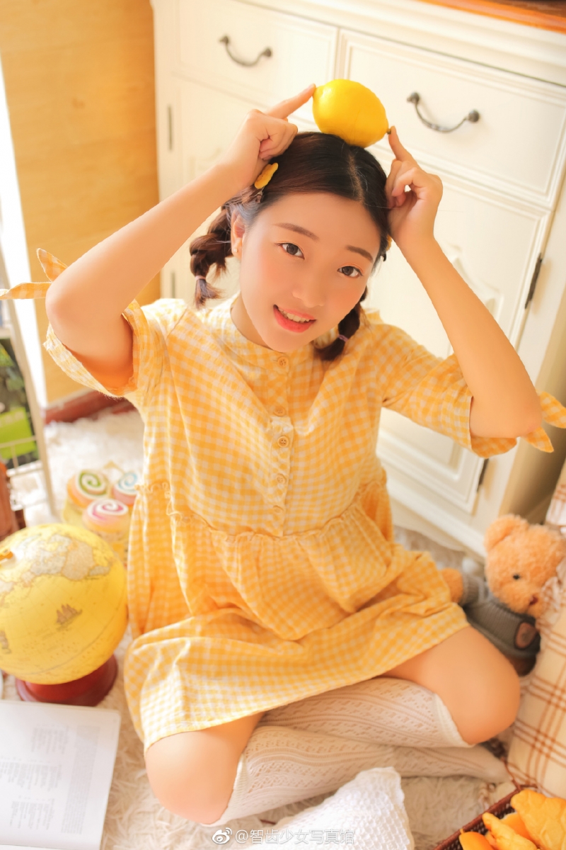 阳光下的元气少女白丝美腿写真