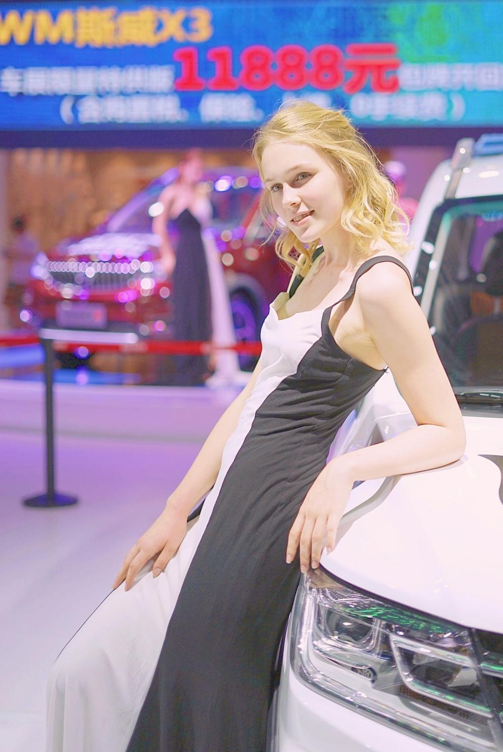 金发碧眼美女车模肤白貌美套图