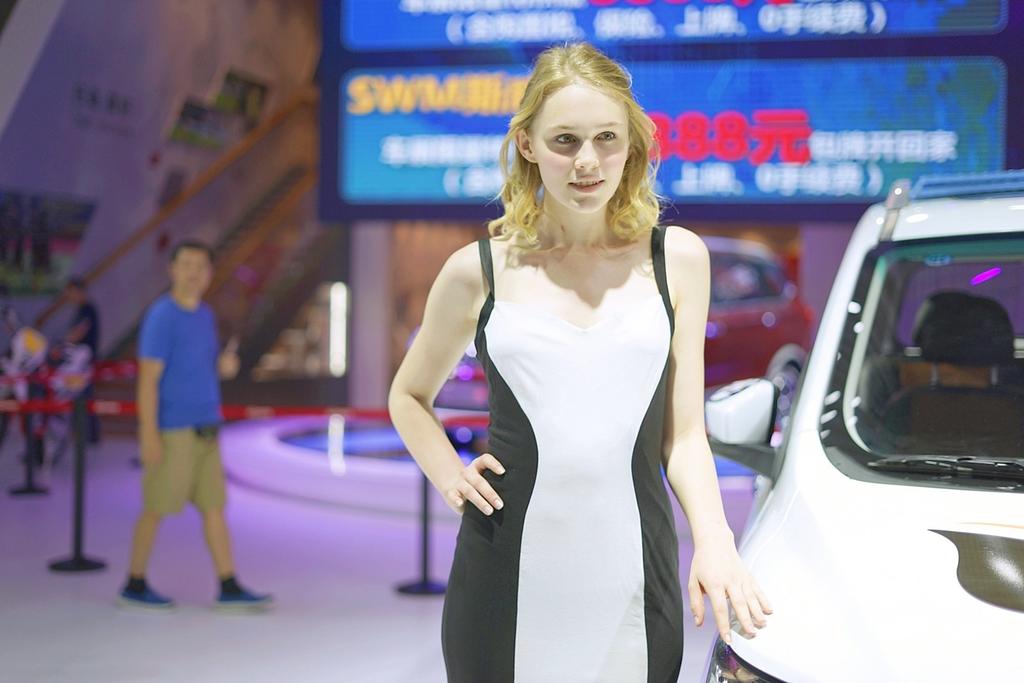 金发碧眼美女车模肤白貌美套图