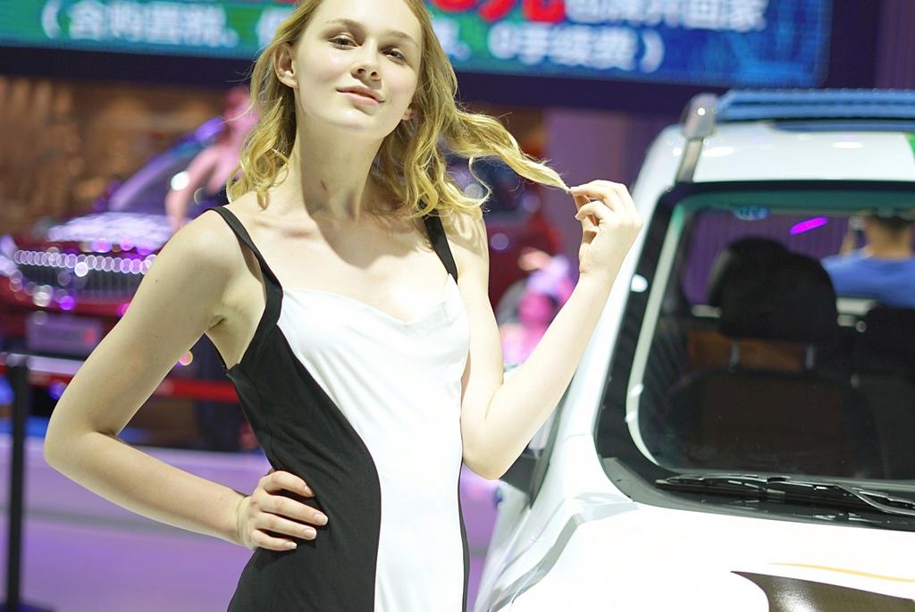 金发碧眼美女车模肤白貌美套图