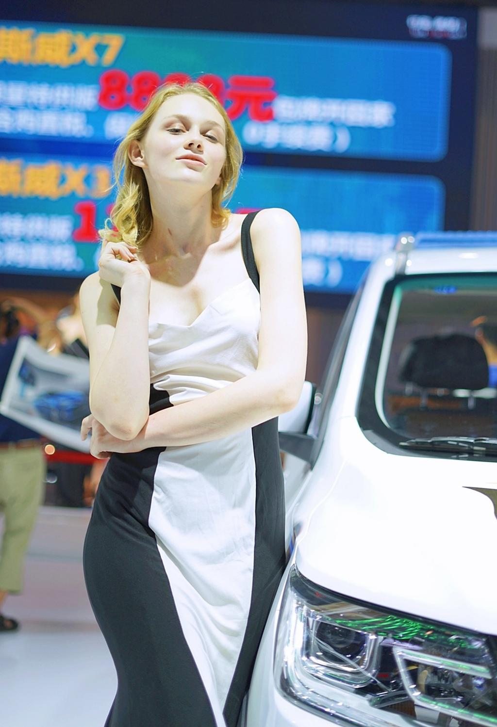 金发碧眼美女车模肤白貌美套图