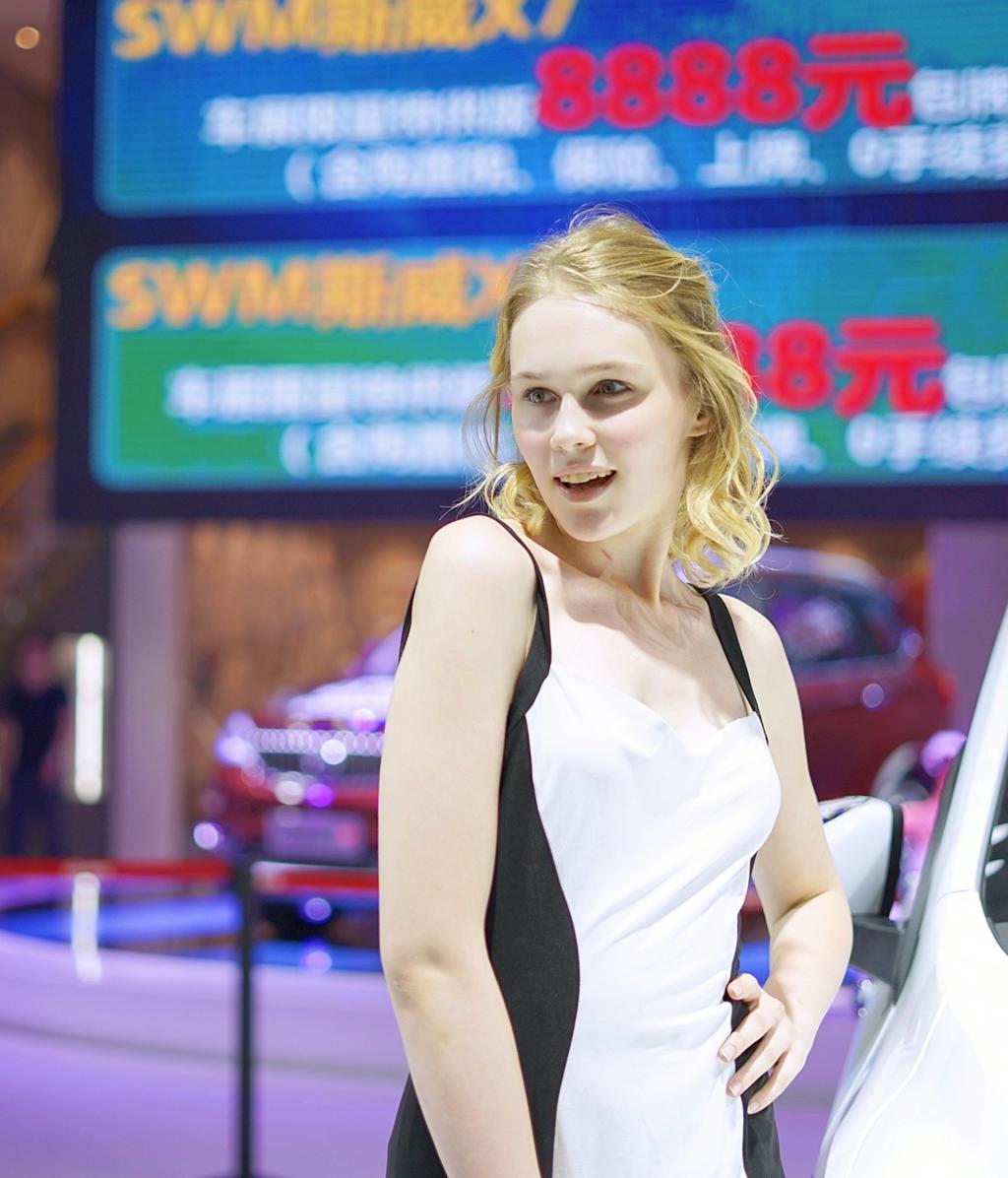 金发碧眼美女车模肤白貌美套图