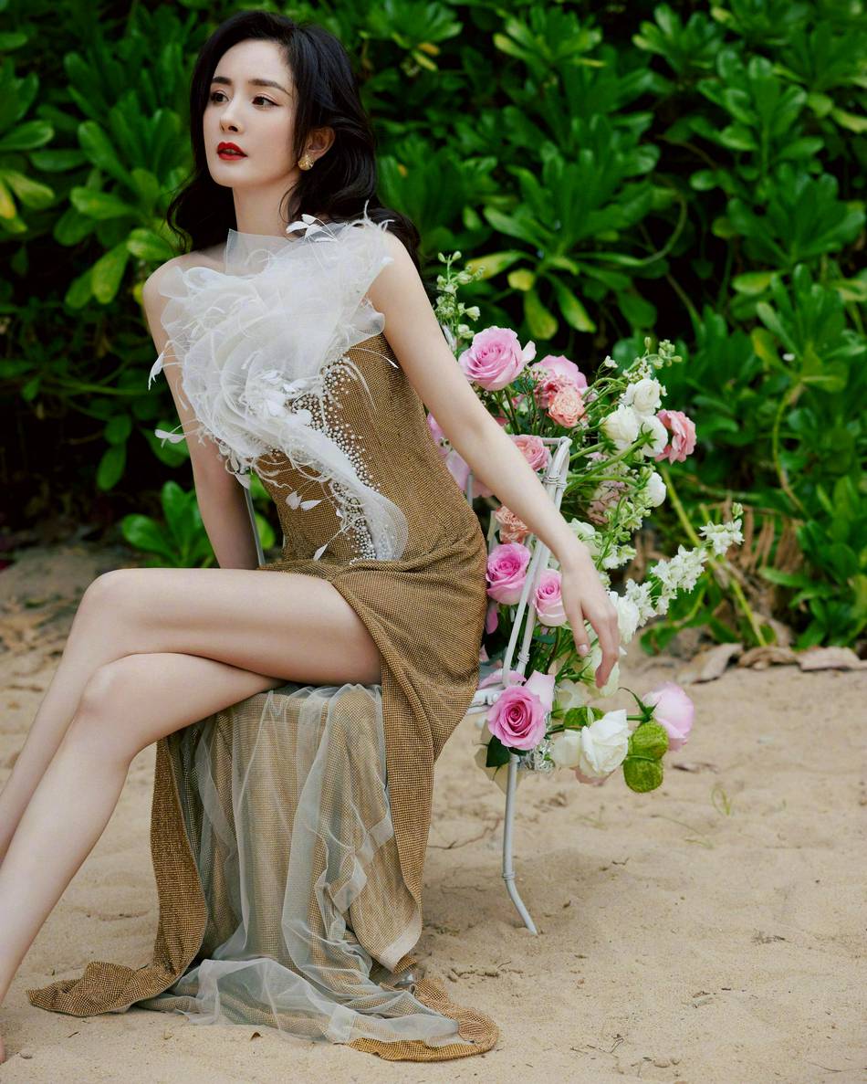 杨幂金色白纱领高开衩长裙写真