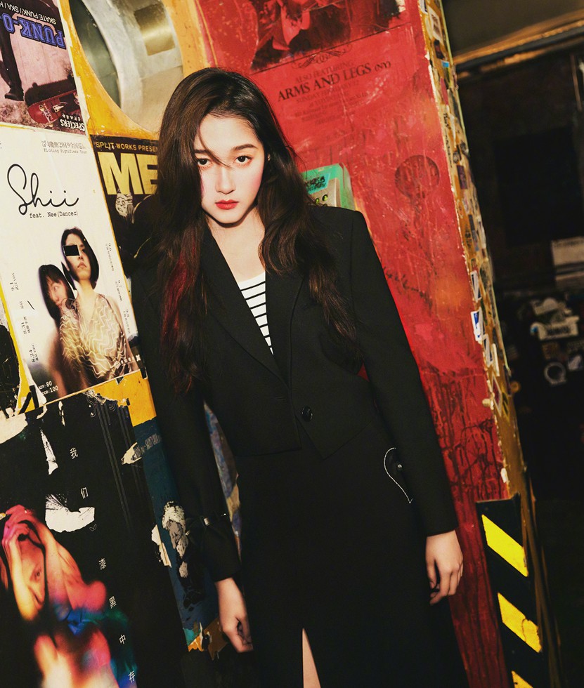 关晓彤瑞丽开年封面元气少女解锁多面可能