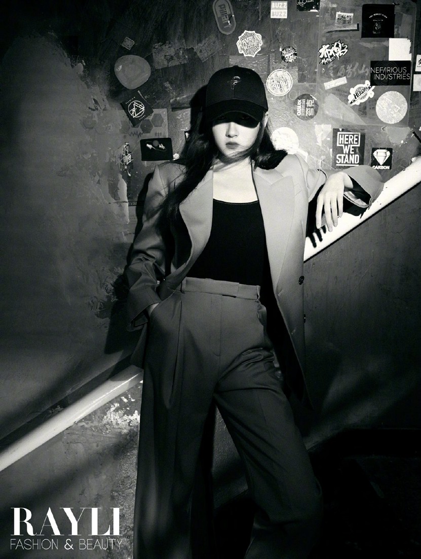 关晓彤瑞丽开年封面元气少女解锁多面可能