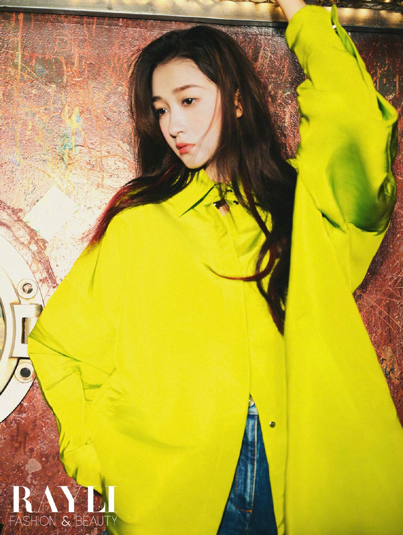 关晓彤瑞丽开年封面元气少女解锁多面可能