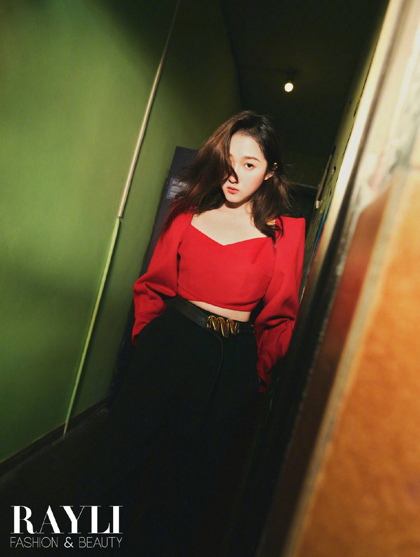 关晓彤瑞丽开年封面元气少女解锁多面可能