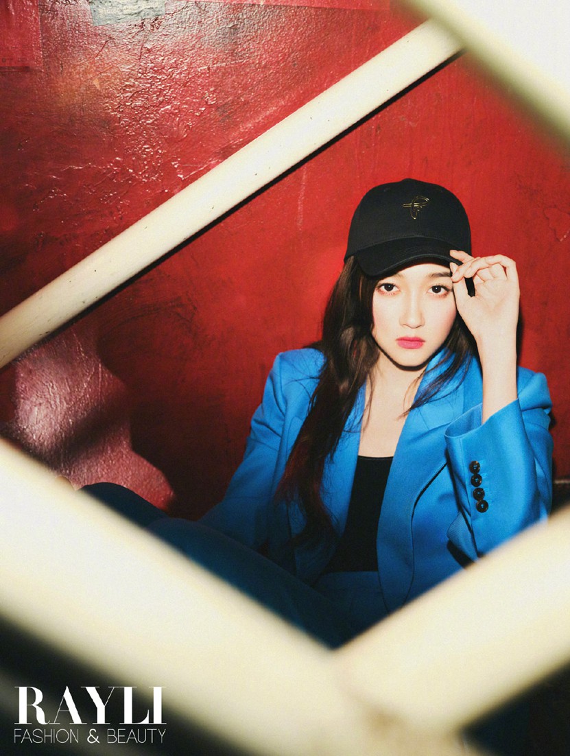 关晓彤瑞丽开年封面元气少女解锁多面可能