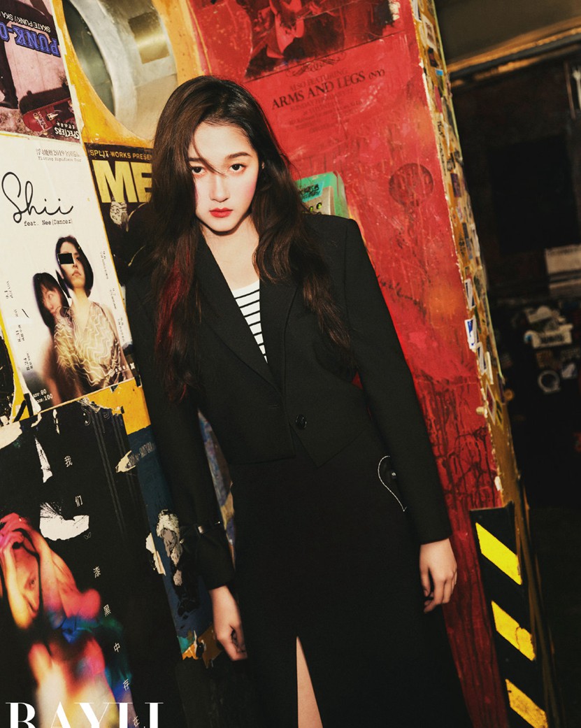 关晓彤瑞丽开年封面元气少女解锁多面可能