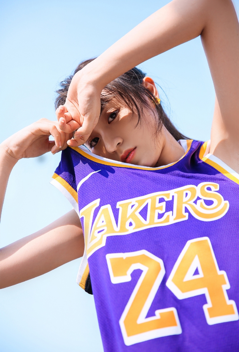 篮球少女个高腿长青春活力图片