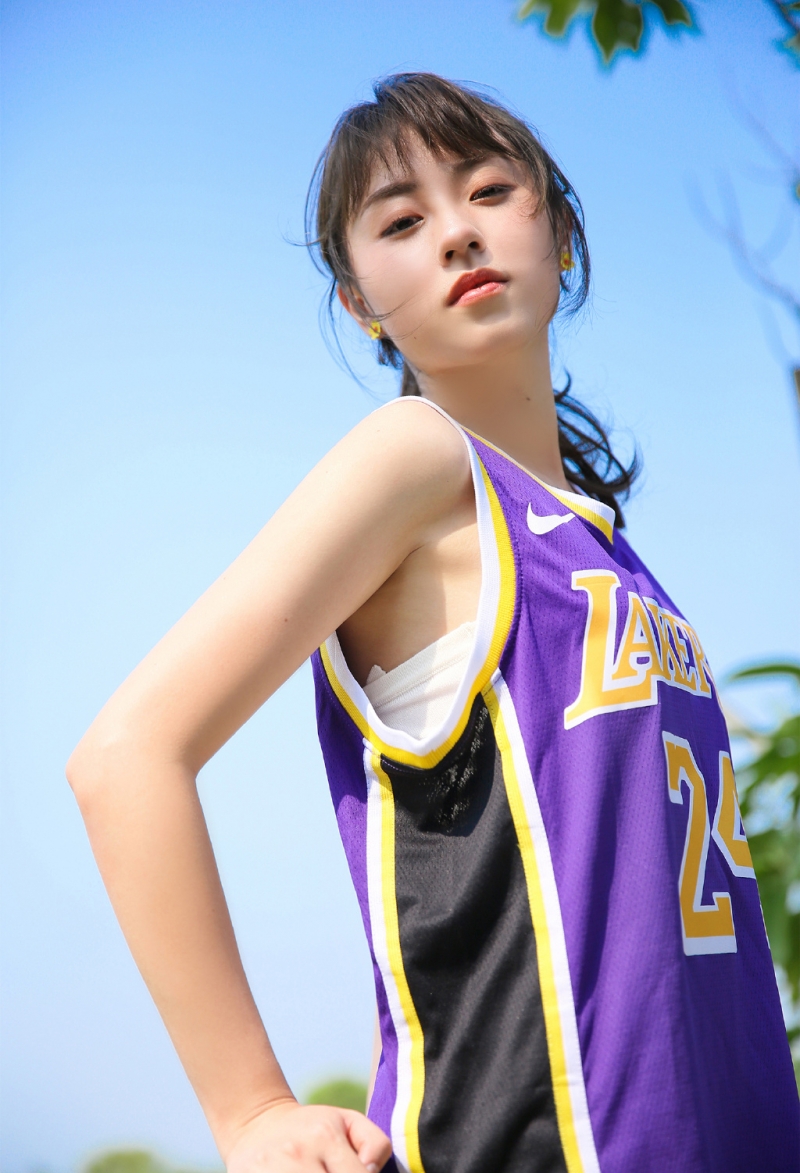 篮球少女个高腿长青春活力图片
