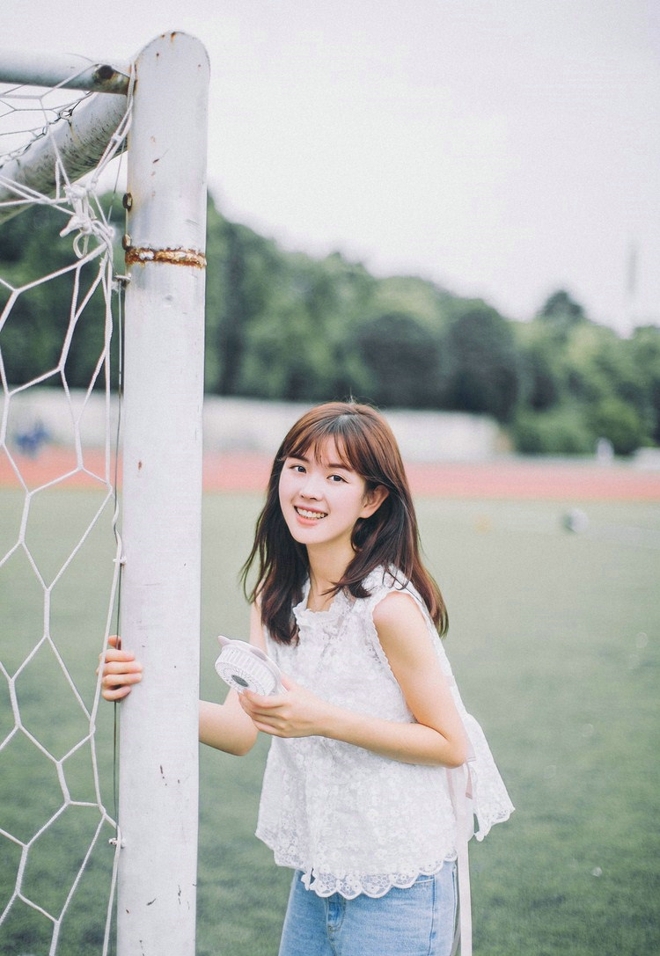 美女校花露齿甜笑青春靓丽写真