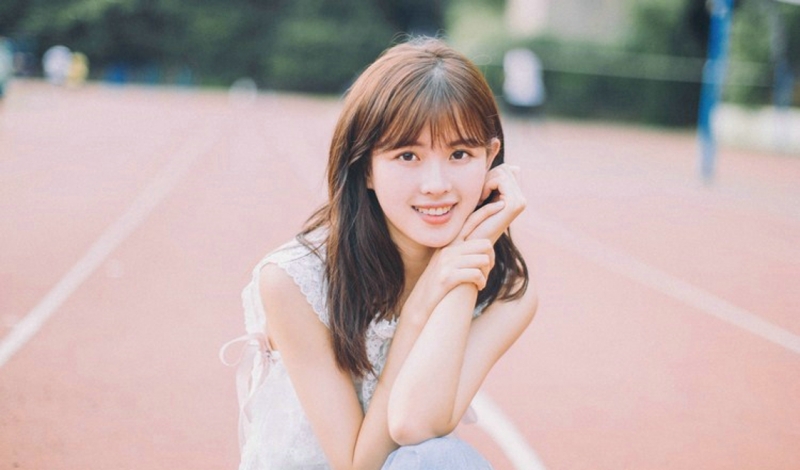 美女校花露齿甜笑青春靓丽写真