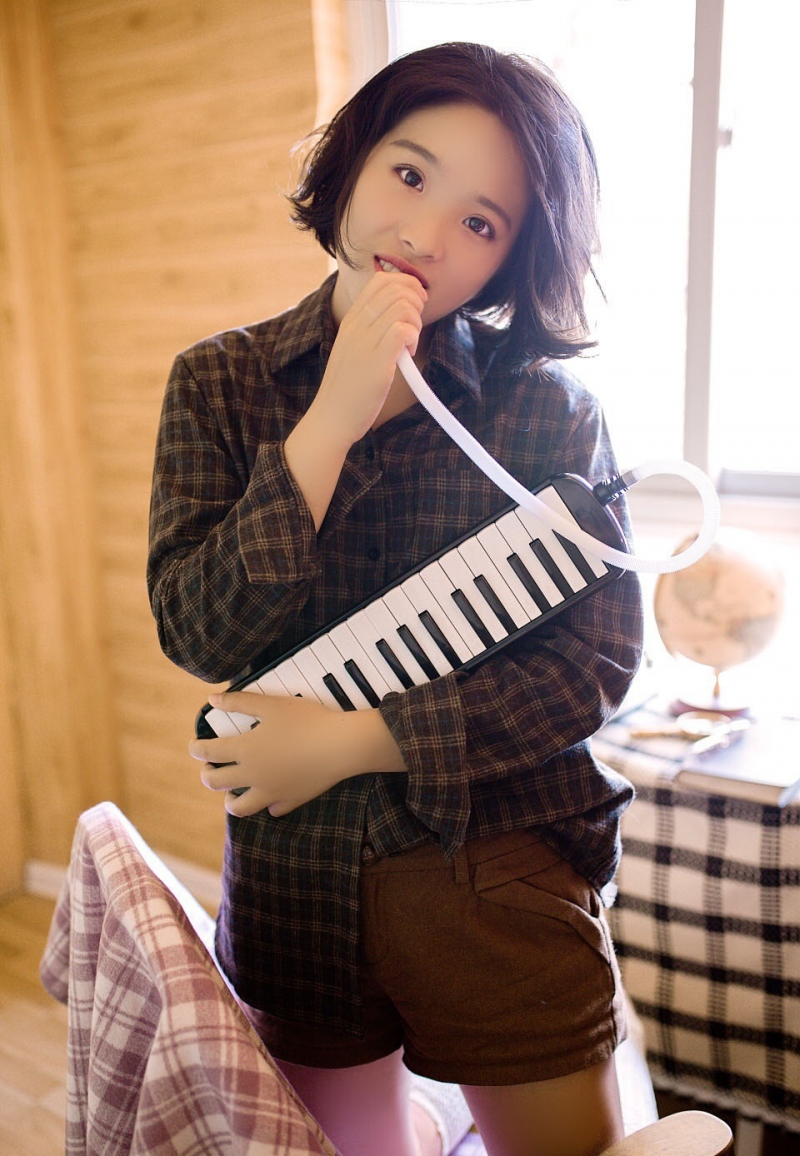 短发美女白丝美腿室内个人写真