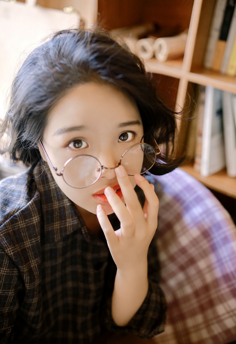 短发美女白丝美腿室内个人写真