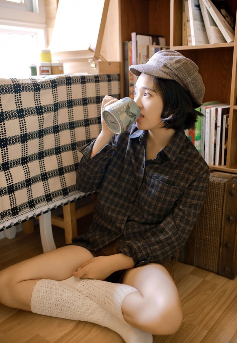 短发美女白丝美腿室内个人写真