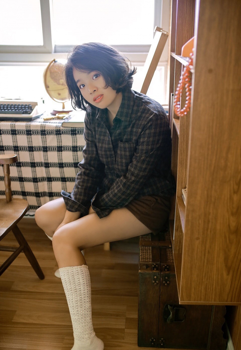 短发美女白丝美腿室内个人写真