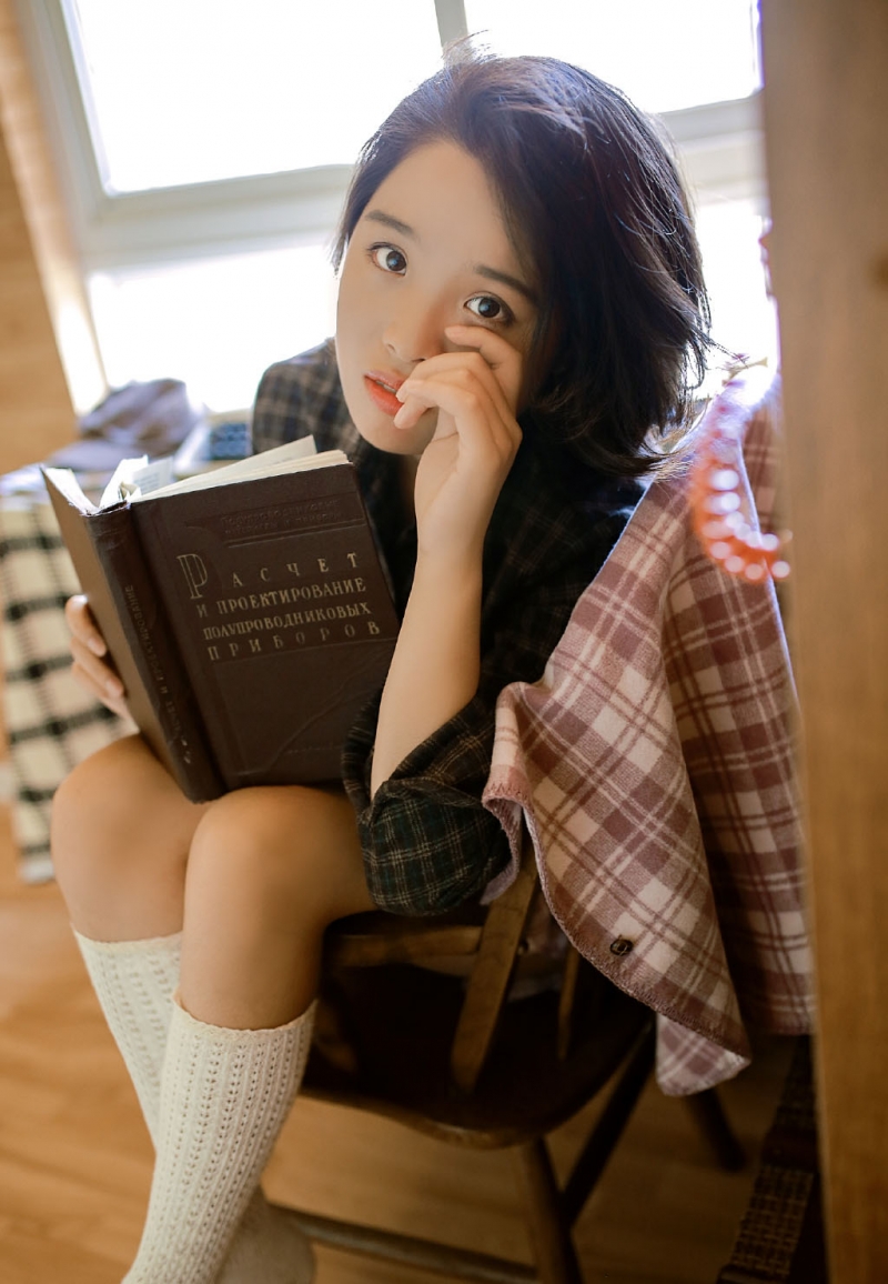 短发美女白丝美腿室内个人写真