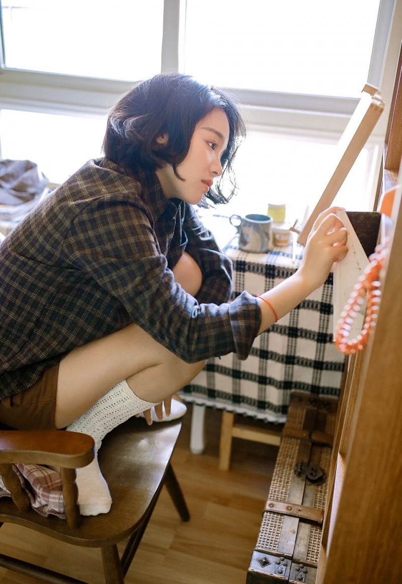 短发美女白丝美腿室内个人写真