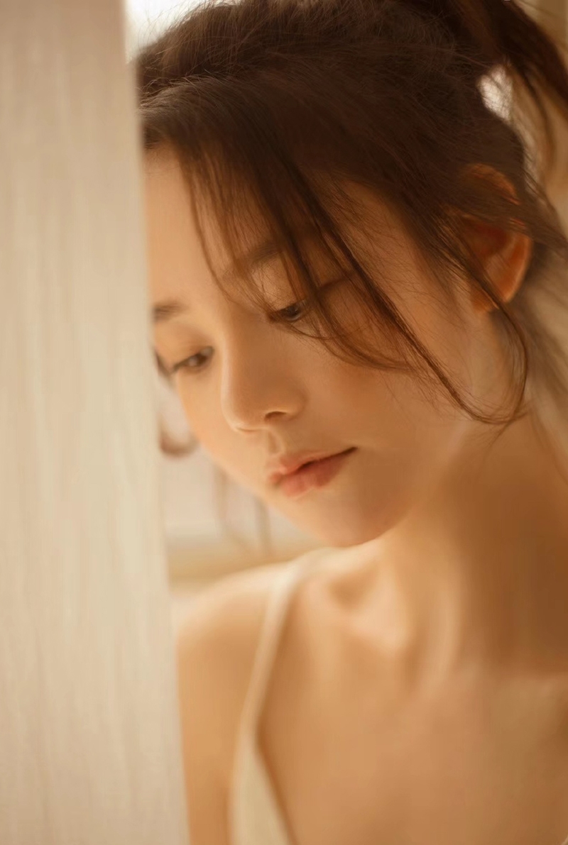 宅男女神性感吊带傲人上围套图